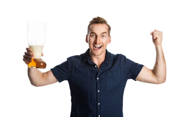 Homem feliz com cerveja — Fotografia de Stock