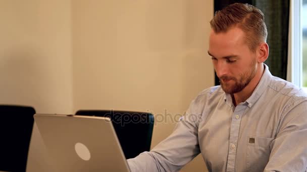 Hombre maduro escribiendo en su computadora — Vídeo de stock