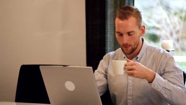 Reifer Mann tippt auf seinem Computer — Stockvideo