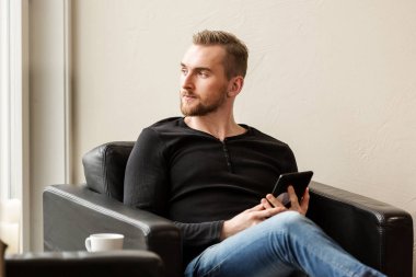 Dijital okuyucu ile yakışıklı adam