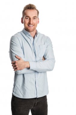 Mavi gömlek gülümseyen adam