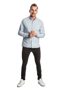 Mavi gömlek gülümseyen adam