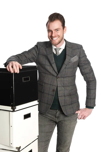 Hombre de negocios sonriente con cajas — Foto de Stock