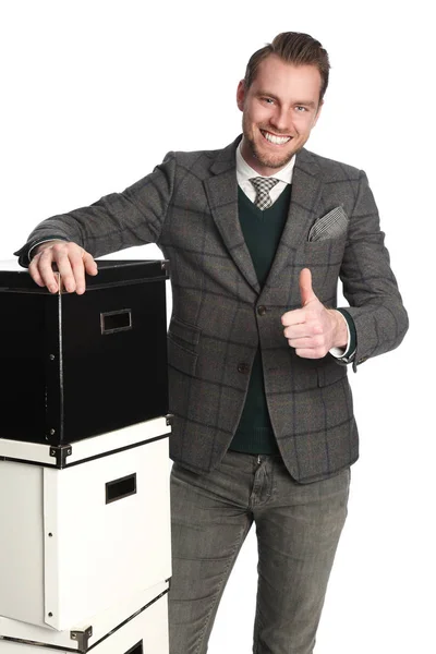 Hombre de negocios sonriente con cajas — Foto de Stock