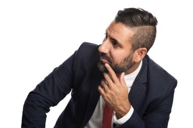 Gülümseyen aşağı oturan işadamı odaklı