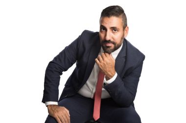 Gülümseyen aşağı oturan işadamı odaklı