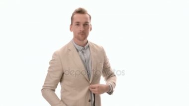 Çekici adam iyi giyimli ayakta