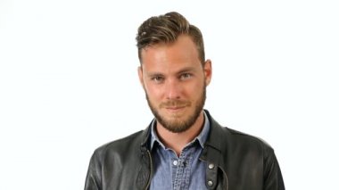 Beyaz arka plan karşı kendi 20s şık adam