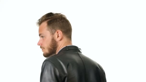Fashionabla mannen i 20-årsåldern mot vit bakgrund — Stockvideo