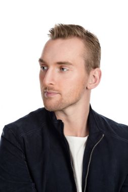 Koyu mavi ceketli yakışıklı adamı