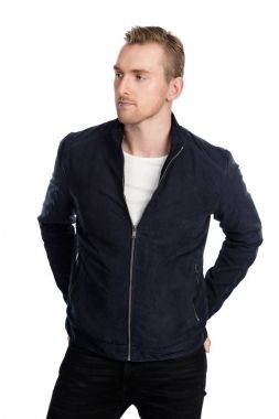 Koyu mavi ceketli yakışıklı adamı