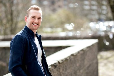 Gülümseyen çekici bir adam dışında bir kentsel Park