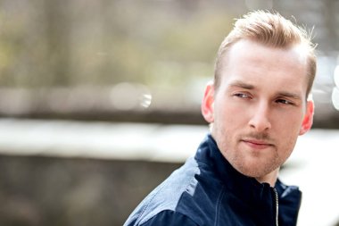 Gülümseyen çekici bir adam dışında bir kentsel Park