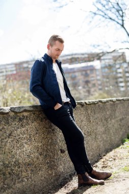 Gülümseyen çekici bir adam dışında bir kentsel Park