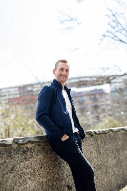 Gülümseyen çekici bir adam dışında bir kentsel Park