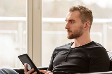 Adam kendi 20s dijital tablet ile