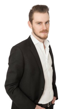Blazer beyaz gömlek ile rahat işadamı