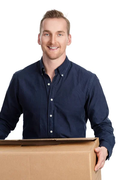 Blondýnka člověka s úsměvem a lepenkové krabice — Stock fotografie