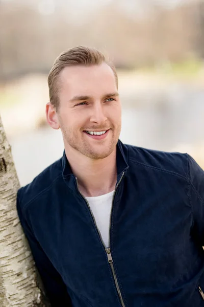 Portrait of a happy smiling man outdoors — Stock Photo, Image