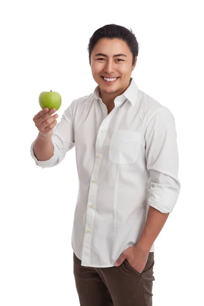 Улыбающийся человек с зеленым яблоком — стоковое фото