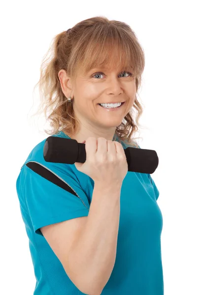 Lächelnde Frau beim Training mit Langhanteln — Stockfoto
