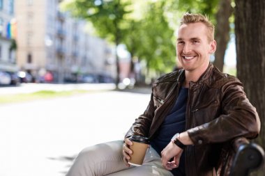 Adam elinde kahve fincanı ile rahatlatıcı