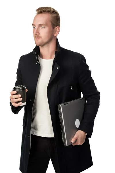 Hombre guapo con computadora y taza de papel — Foto de Stock