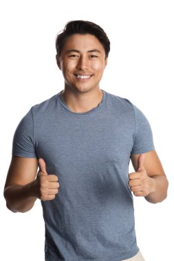 Adam kameraya bakarak dişlek gülümseme ile