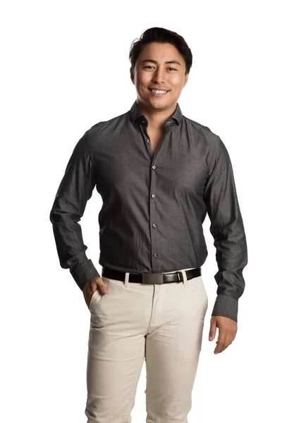 Hombre guapo con una camisa gris sonriendo — Foto de Stock