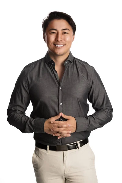 Hombre guapo con una camisa gris sonriendo — Foto de Stock