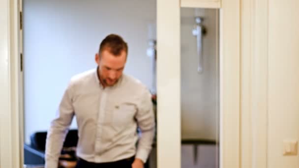 Homme souriant à l'intérieur avec les bras croisés — Video