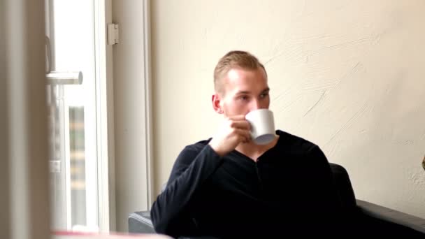 Hombre casual bebiendo de una taza de café — Vídeos de Stock