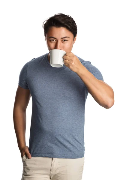 Genieten van een groot kopje koffie in de ochtend — Stockfoto