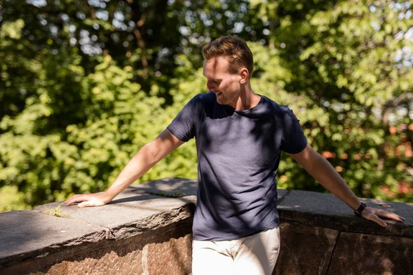 Homem solitário com uma tshirt ao ar livre em um parque — Fotografia de Stock