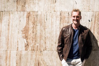 Moda portre sarışın bir adam