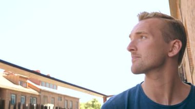 Onun balkonda evde oturarak rahat adam