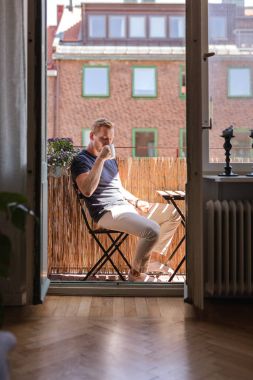 Sakin adam sabah kahve içme