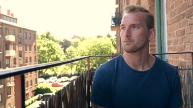 Onun balkonda evde oturarak rahat adam