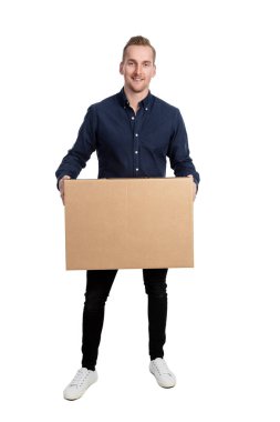 Bir karton kutu ile iyi görünümlü bir sarışın adam
