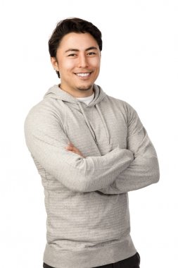 Çekici bir adam bir gri hood gömlek, kameraya bakarak gülen giyen bir beyaz arka plan ayakta kendi 20s.