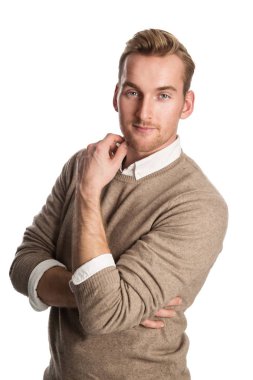 Kahverengi kazak gömlek beyaz bir arka plan karşı ayakta trendy sarışın adam. Beyaz arka plan.