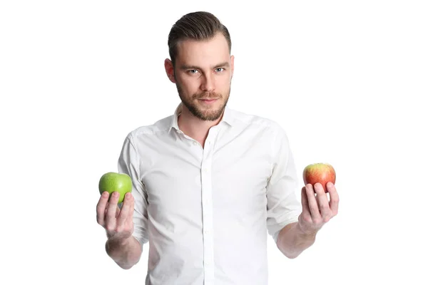 カメラ目線押し つのリンゴ 白シャツの男に焦点を当てた 白背景 — ストック写真