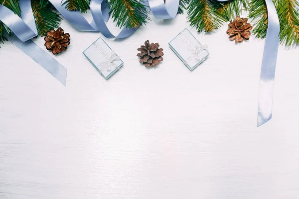 Composición navideña. Regalos, ramas de abeto, cintas azules sobre un fondo blanco. Navidad, invierno, concepto de año nuevo . — Foto de Stock