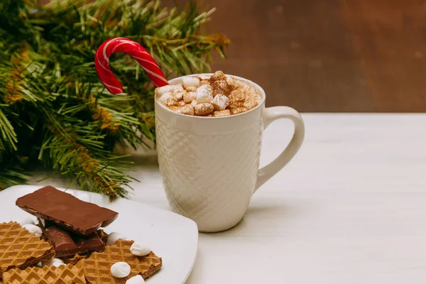 Téli tejszínhabos forró kávé piros bögrében mályvacukorral. karácsonyi képeslap — Stock Fotó