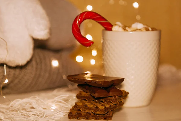 Kakaó kényelmes téli otthoni háttér, csésze forró kakaó cookie-kkal, meleg kötött pulóver — Stock Fotó