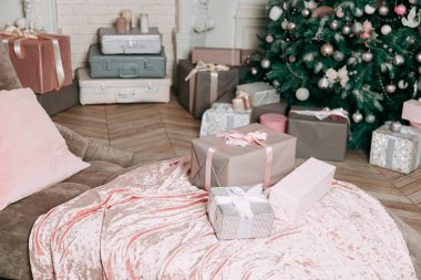 Noel ağacının altında hediyeler olan bir oturma odası fikri..