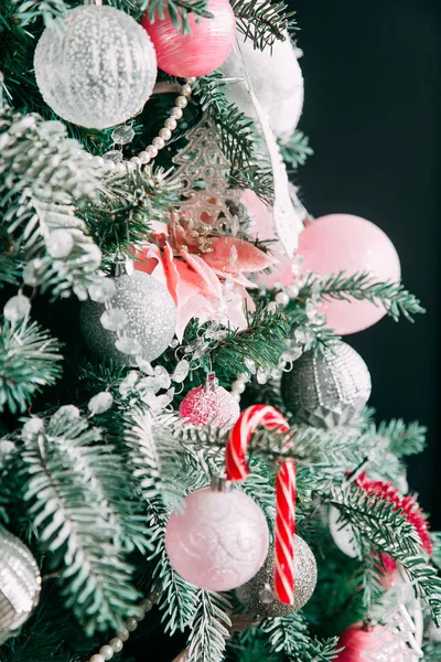 Primer plano de las decoraciones del árbol de Navidad — Foto de Stock