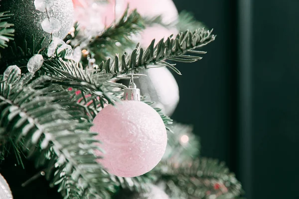 Primer plano de las decoraciones del árbol de Navidad — Foto de Stock