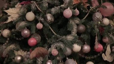 Geceleri odada Noel ağacı süslemeleri. Parlayan çelenkler Noel ruhları ve ruh hali saçıyor. Karanlık oda, yılbaşı ve yeni yıl iç dekorasyonu. Yeşil ağaçla süslenmiş