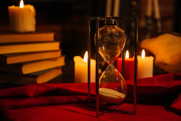 Composição mágica com crânio, velas, livro mágico e ampulheta. o conceito oculto de ritual de magia negra. — Fotografia de Stock